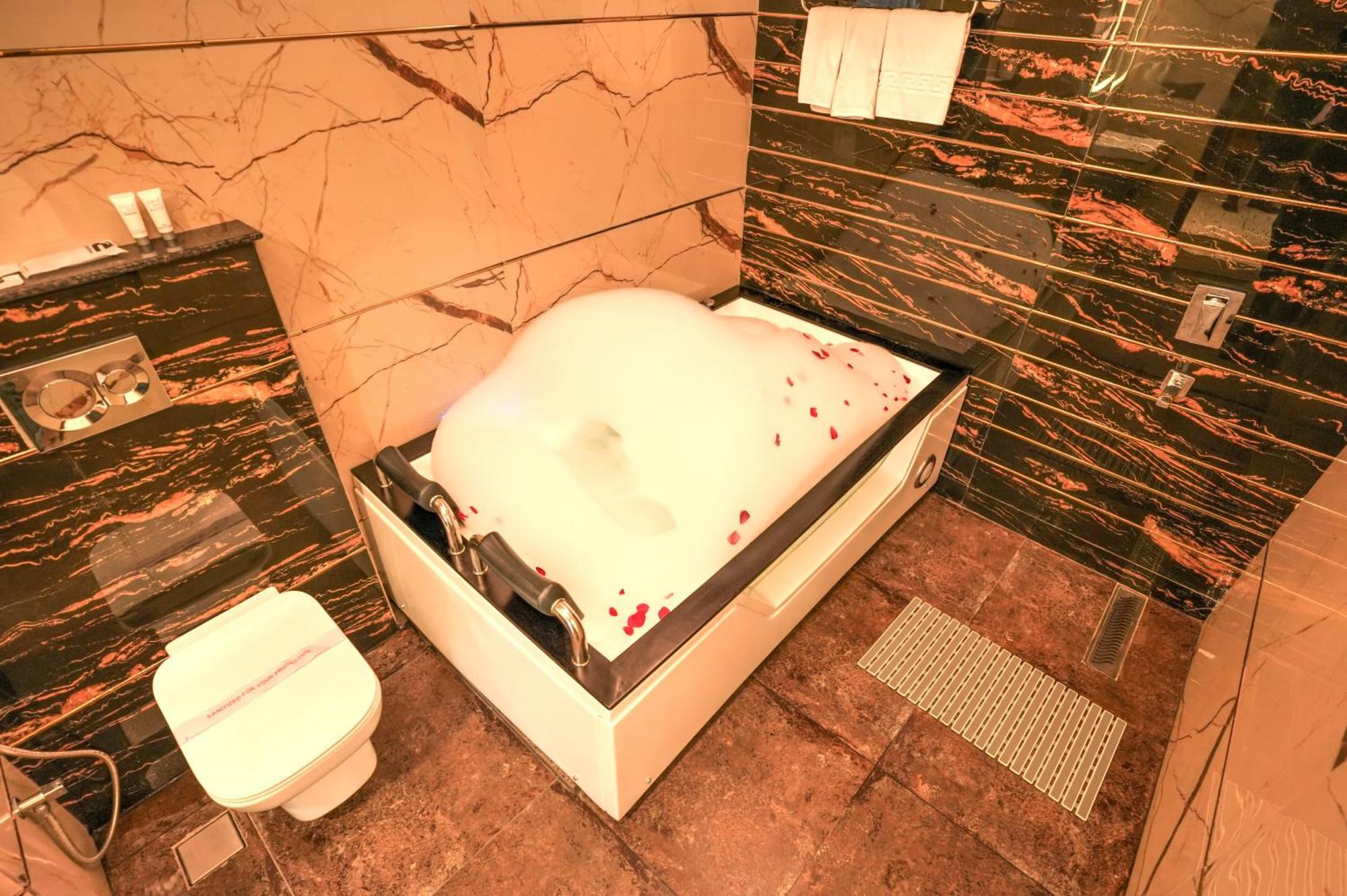 Rj Hotel - Managed By Atithi House Greater Noida Eksteriør billede