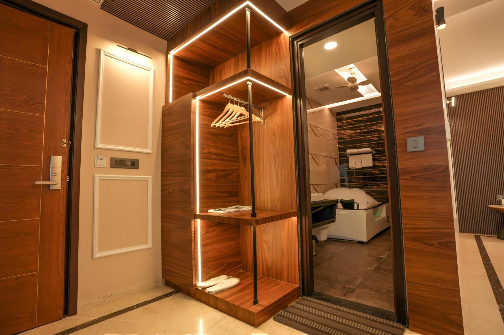 Rj Hotel - Managed By Atithi House Greater Noida Eksteriør billede